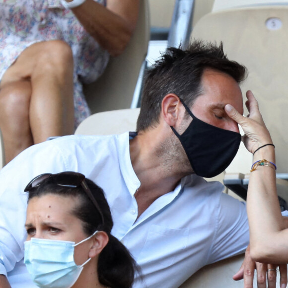 Christophe Michalak et sa compagne Delphine McCarty dans les tribunes des Internationaux de France de Tennis de Roland Garros à Paris. Le 10 juin 2021 © Dominique Jacovides / Bestimage