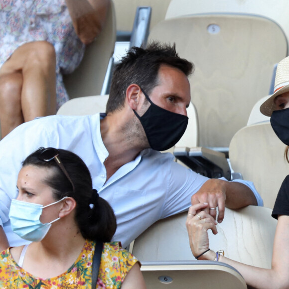 Christophe Michalak et sa compagne Delphine McCarty dans les tribunes des Internationaux de France de Tennis de Roland Garros à Paris. Le 10 juin 2021 © Dominique Jacovides / Bestimage