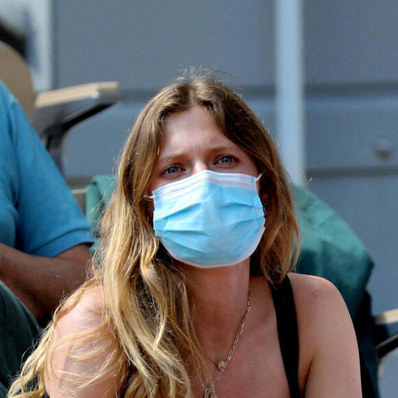 Constance Jablonski et son compagnon Matthias Dandois dans les tribunes des Internationaux de France de Tennis de Roland Garros à Paris. Le 10 juin 2021 © Dominique Jacovides / Bestimage