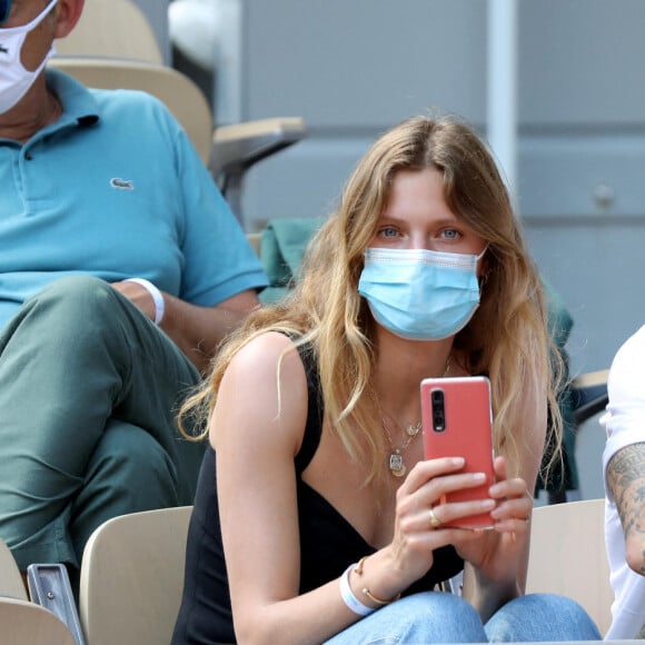 Constance Jablonski et son compagnon Matthias Dandois dans les tribunes des Internationaux de France de Tennis de Roland Garros à Paris. Le 10 juin 2021 © Dominique Jacovides / Bestimage