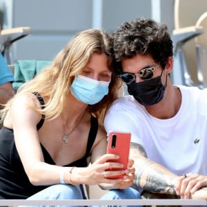 Constance Jablonski et son compagnon Matthias Dandois dans les tribunes des Internationaux de France de Tennis de Roland Garros à Paris. Le 10 juin 2021 © Dominique Jacovides / Bestimage