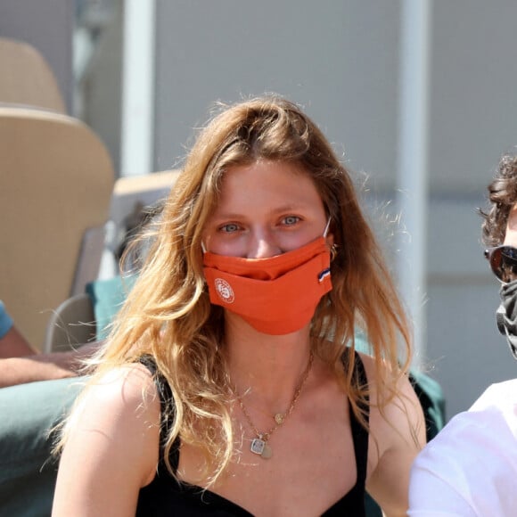 Constance Jablonski et son compagnon Matthias Dandois dans les tribunes des Internationaux de France de Tennis de Roland Garros à Paris. Le 10 juin 2021 © Dominique Jacovides / Bestimage