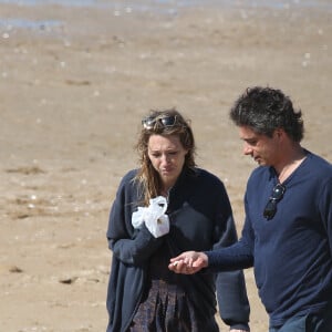 Laura Smet et son compagnon Raphaël se promènent et se détendent sur la plage pendant le Festival du film romantique de Cabourg, le 14 juin 2014.