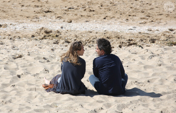 Laura Smet et son compagnon Raphaël se promènent et se détendent sur la plage pendant le Festival du film romantique de Cabourg, le 14 juin 2014.