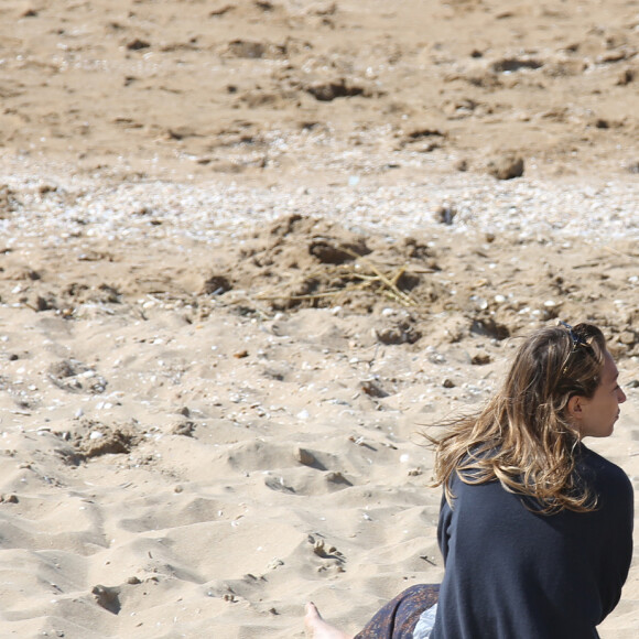 Laura Smet et son compagnon Raphaël se promènent et se détendent sur la plage pendant le Festival du film romantique de Cabourg, le 14 juin 2014.