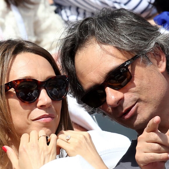 Laura Smet et son compagnon Raphaël dans les tribunes lors du tournoi de tennis de Roland Garros à Paris le 3 juin 2015.