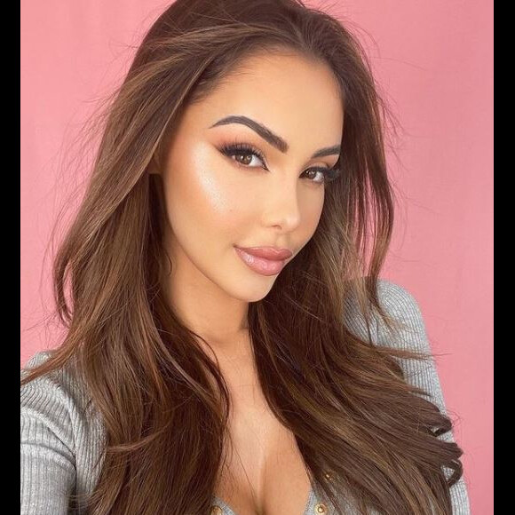 Nabilla Benattia pose sur Instagram