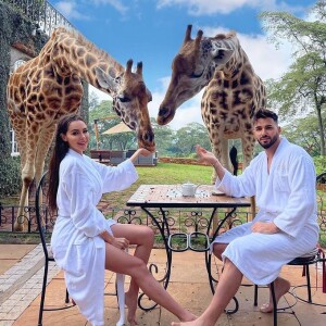 Nabilla Benattia avec Thomas Vergara, petit-déjeuner avec les girafes le 28 avril 2021