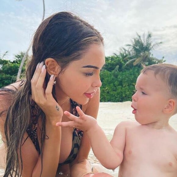 Nabilla Benattia et son fils Milann aux Maldives, le 10 juin 2021