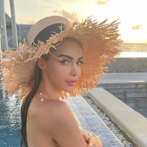 Nabilla Benattia topless sur Instagram