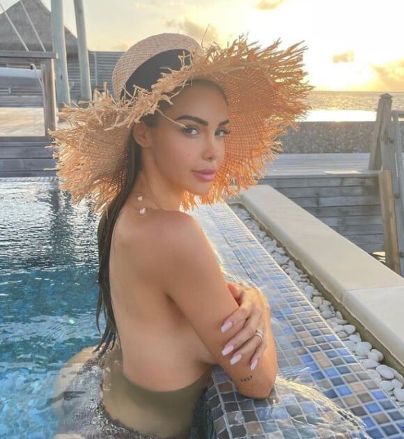 Nabilla Benattia topless sur Instagram
