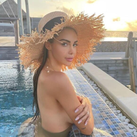 Nabilla Benattia topless sur Instagram