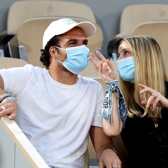 Amir Haddad et sa femme Lital dans les tribunes des Internationaux de France de Tennis de Roland Garros à Paris. Le 9 juin 2021 © Dominique Jacovides / Bestimage