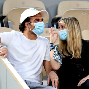 Amir Haddad et sa femme Lital dans les tribunes des Internationaux de France de Tennis de Roland Garros à Paris. Le 9 juin 2021 © Dominique Jacovides / Bestimage