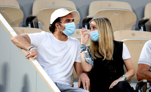 Amir Haddad et sa femme Lital dans les tribunes des Internationaux de France de Tennis de Roland Garros à Paris. Le 9 juin 2021 © Dominique Jacovides / Bestimage