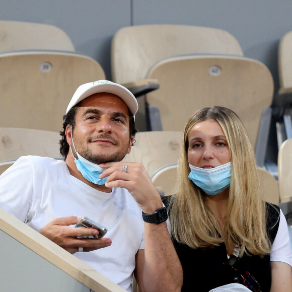Amir Haddad et sa femme Lital dans les tribunes des Internationaux de France de Tennis de Roland Garros à Paris. Le 9 juin 2021 © Dominique Jacovides / Bestimage