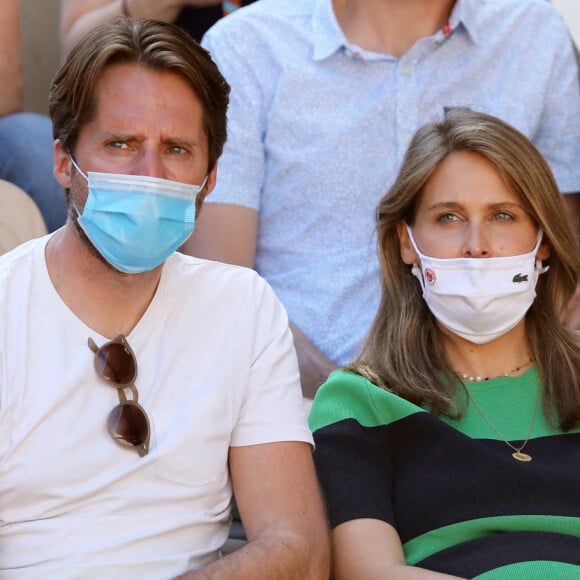 Ophélie Meunier enceinte et son mari Mathieu Vergne dans les tribunes des Internationaux de France de Roland Garros à Paris le 11 juin 2021. © Dominique Jacovides / Bestimage