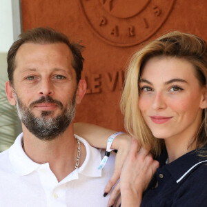 Nicolas Duvauchelle et sa compagne Chloé Roy au village de Roland-Garros avant la finale opposant Novak Djokovic à Stefanos Tsitsipas. Paris, le 13 juin 2021. © Dominique Jacovides / Bestimage