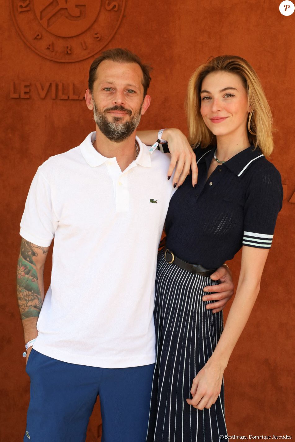 Nicolas Duvauchelle et sa compagne Chloé Roy au village de Roland-Garros avant la finale opposant Novak Djokovic à Stefanos Tsitsipas. Paris, le 13 juin 2021. © Dominique Jacovides / Bestimage