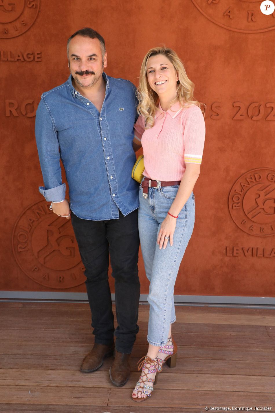 François-Xavier Demaison et son épouse Anaïs Tihay au village de Roland-Garros avant la finale opposant Novak Djokovic à Stefanos Tsitsipas. Paris, le 13 juin 2021. © Dominique Jacovides / Bestimage