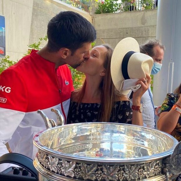 Novak Djokovic embrasse sa femme Jelena après avoir remporté la finale de Roland-Garros face à Stefanos Tsitsipas. Paris, le 13 juin 2021.