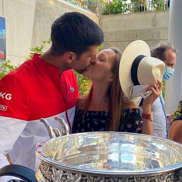 Novak Djokovic embrasse sa femme Jelena après avoir remporté la finale de Roland-Garros face à Stefanos Tsitsipas. Paris, le 13 juin 2021.