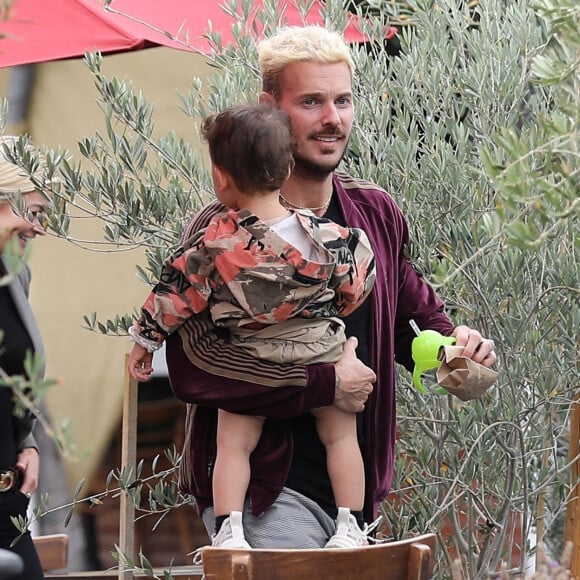 M. Pokora et son fils Isaiah sont allés déjeuner au restaurant Mauro's Cafe à West Hollywood. Le 7 juin 2021.