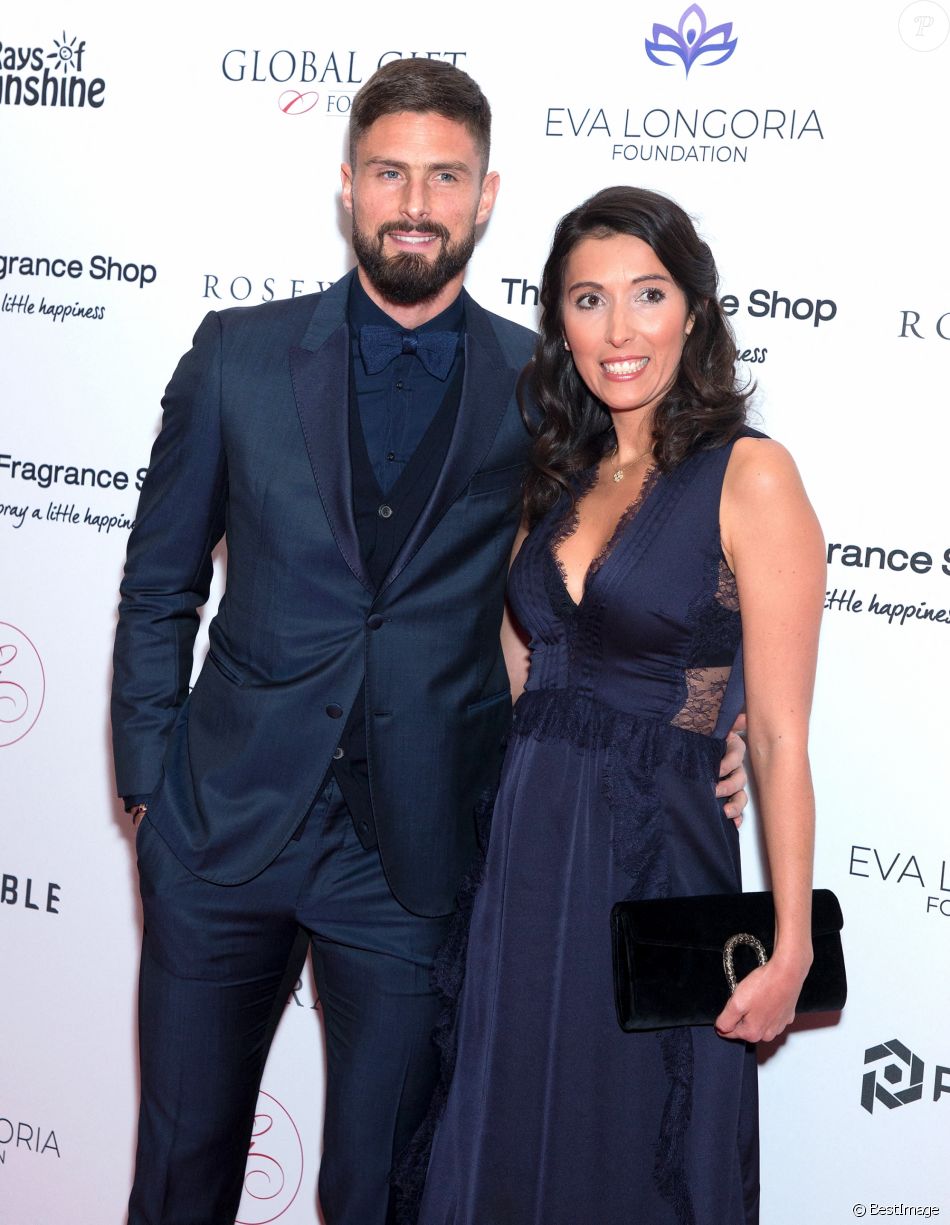 Olivier Giroud et sa femme Jennifer Giroud posent lors du photocall de la soirée Global Gift à Londres le 2 novembre 2018.