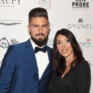 Olivier Giroud et sa femme Jennifer posent lors du photocall de la soirée Global Gift à Londres.