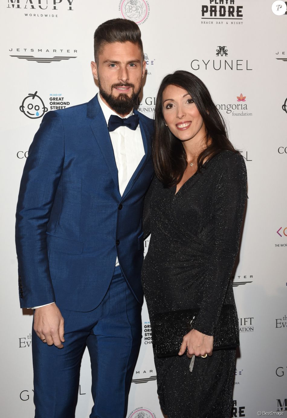 Olivier Giroud et sa femme Jennifer posent lors du photocall de la soirée Global Gift à Londres.