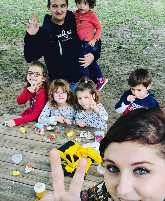Amandine Pellissard (Familles nombreuses, la vie en XXL) avec son mari et sa famille sur Instagram