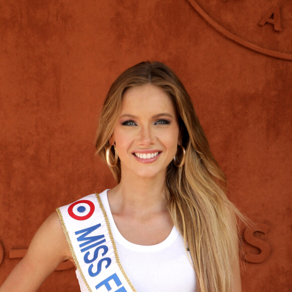 Amandine Petit, Miss France 2021 - People au village lors des Internationaux de France de Tennis de Roland Garros à Paris. Le 10 juin 2021 © Dominique Jacovides / Bestimage 
