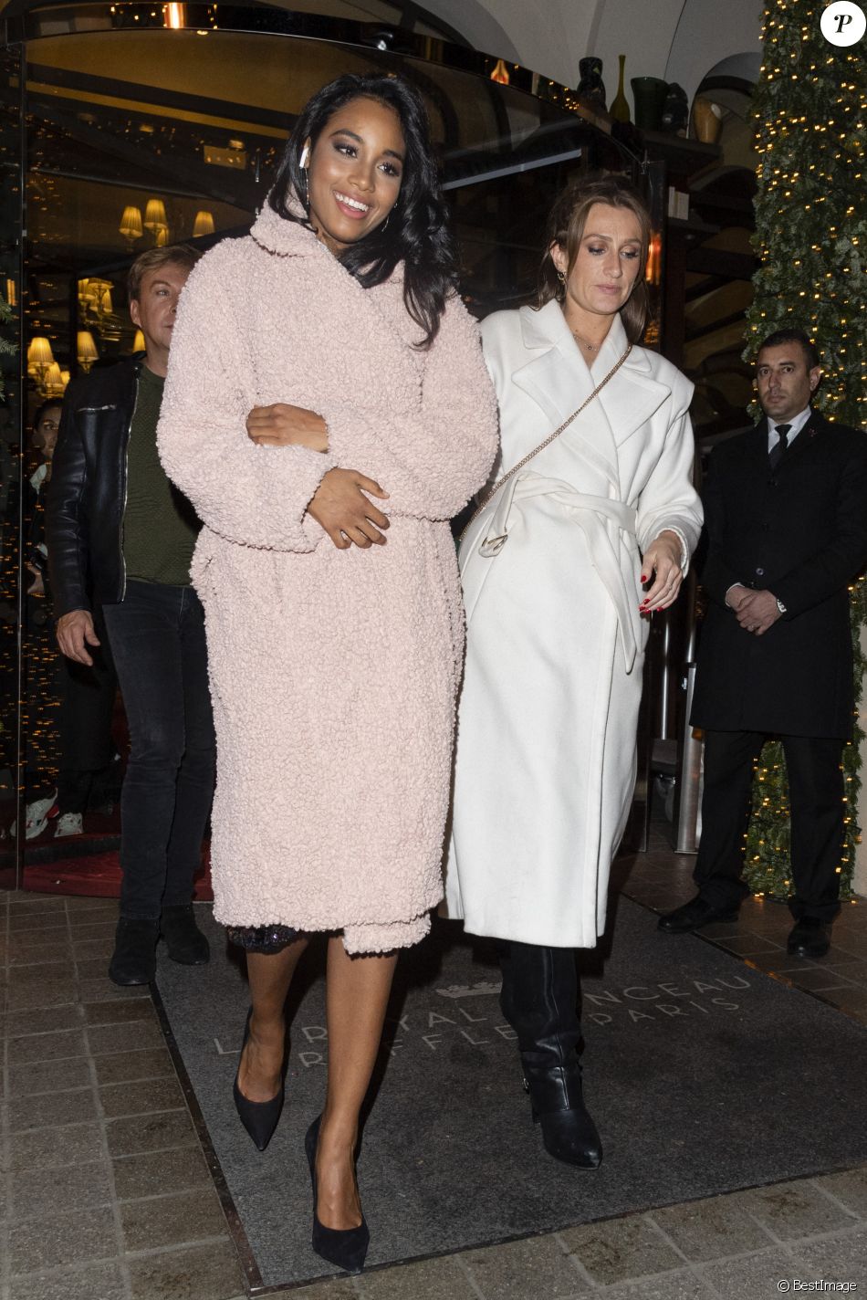 Exclusif - Estelle Sabathier - Clémence Botino (Miss France 2020) - La Miss France 2020 quitte l'hôtel Royal Monceau à Paris le 16 décembre 2019.
