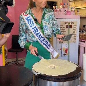 Séjour d'intégration d'Amandine Petit à Trouville-sur-Mer avec Camille Cerf, Sylvie Tellier, Maeva Coucke, Clémence Botino et Estelle Sabathier