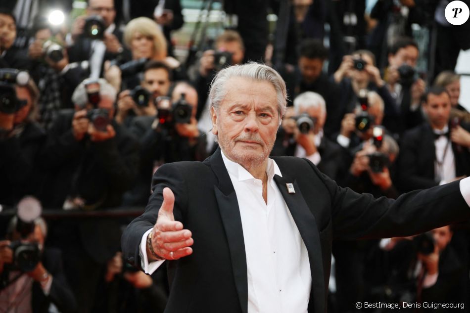 Alain Delon - Montée des marches du film "A Hidden Life" lors du 72e Festival International du Film de Cannes © Denis Guignebourg/Bestimage