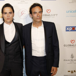 Anthony Delon avec son frère Alain-Fabien Delon au photocall de la 10ème édition du "Global Gift Gala" à l'hôtel Four Seasons George V à Paris, le 3 juin 2019. © Marc Ausset-Lacroix/Bestimage