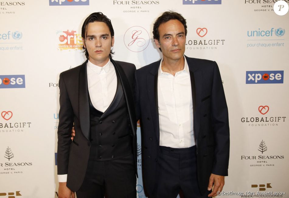 Anthony Delon avec son frère Alain-Fabien Delon au photocall de la 10ème édition du "Global Gift Gala" à l'hôtel Four Seasons George V à Paris, le 3 juin 2019. © Marc Ausset-Lacroix/Bestimage