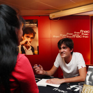 Exclusif - Alain-Fabien Delon dédicace son roman "De la race des seigneurs" aux éditions Stock à la FNAC des Ternes à Paris le 14 février 2019. © Sébastien Valiela/Bestimage