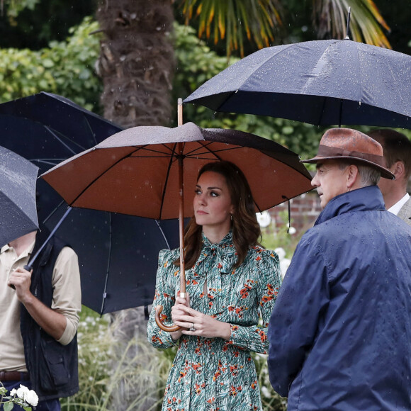 Catherine Kate Middleton, duchesse de Cambridge lors d'une promenade dans les jardins du palais de Kensington pour saluer la mémoire de Lady Diana à Londres le 30 août 2017.