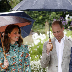 Catherine Kate Middleton,duchesse de Cambridge et Le prince William, duc de Cambridge lors d'une promenade dans les jardins du palais de Kensington pour saluer la mémoire de Lady Diana à Londres le 30 août 2017.
