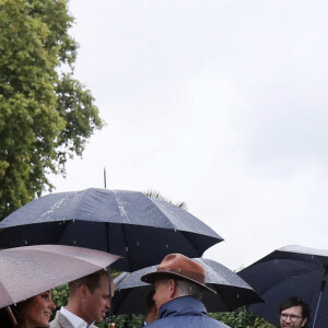 Catherine Kate Middleton,duchesse de Cambridge et Le prince William, duc de Cambridge lors d'une promenade dans les jardins du palais de Kensington pour saluer la mémoire de Lady Diana à Londres le 30 août 2017.