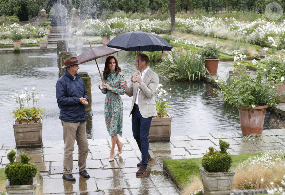 Catherine Kate Middleton, duchesse de Cambridge et Le prince William, duc de Cambridge lors d'une promenade dans les jardins du palais de Kensington pour saluer la mémoire de Lady Diana à Londres le 30 août 2017.