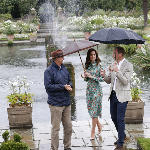 Catherine Kate Middleton, duchesse de Cambridge et Le prince William, duc de Cambridge lors d'une promenade dans les jardins du palais de Kensington pour saluer la mémoire de Lady Diana à Londres le 30 août 2017.
