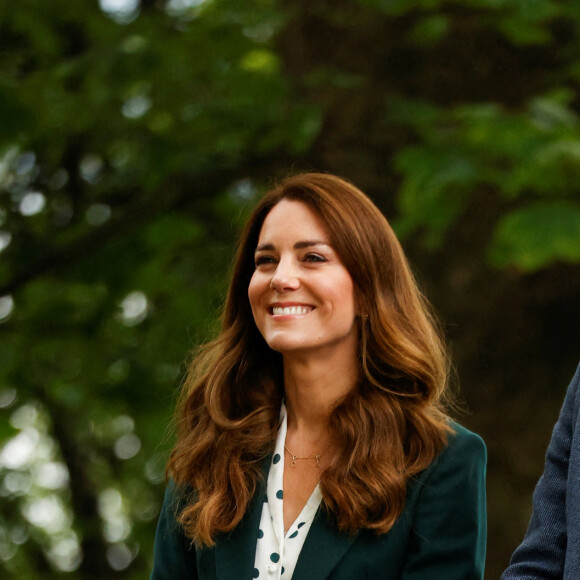 Le prince William, duc de Cambridge et Catherine (Kate) Middleton, duchesse de Cambridge, rencontrent des enfants d'Edzell Nursery lors de leur visite au parc Starbank à Édimbourg, Ecosse, Royaume Uni, le 27 mai 2021, pour découvrir comment "Fields in Trust" contribue à la protection des espaces verts de la ville.