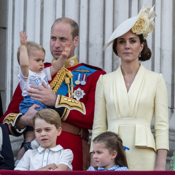 Le prince William, duc de Cambridge, et Catherine (Kate) Middleton, duchesse de Cambridge, le prince George de Cambridge la princesse Charlotte de Cambridge, le prince Louis de Cambridge - La famille royale au balcon du palais de Buckingham lors de la parade Trooping the Colour, célébrant le 93ème anniversaire de la reine Elisabeth II, Londres.
