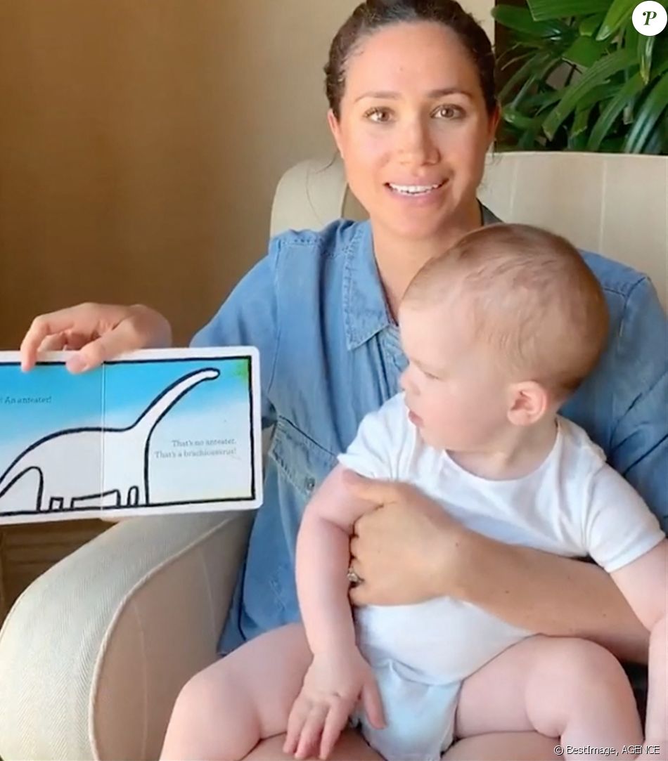 Meghan Markle, duchesse de Sussex, lit l'histoire "Duck ! Rabbit ! " à son fils Archie à l'occasion de son 1er anniversaire pour le compte Instagram de l'ONG "Save The Children". A la fin de la séquence, l'association fait un appel aux dons pour aider les familles les plus démunies face à la pandémie du coronavirus (Covid-19). Los Angeles. Le 6 mai 2020.