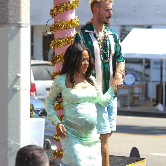 Christina Milian, enceinte, et son compagnon M Pokora sur un char lors d'une parade à Los Angeles le 10 avril 2021.