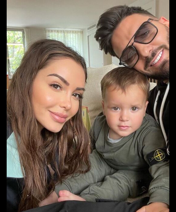 Nabilla Benattia avec son mari Thomas Vergara et leur fils Milann.