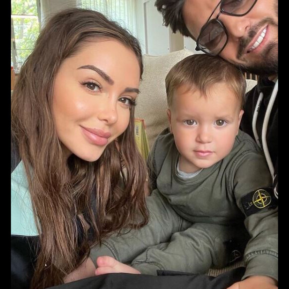 Nabilla Benattia avec son mari Thomas Vergara et leur fils Milann.