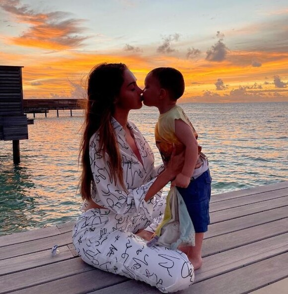 Nabilla Benattia et son fils Milann aux Maldives